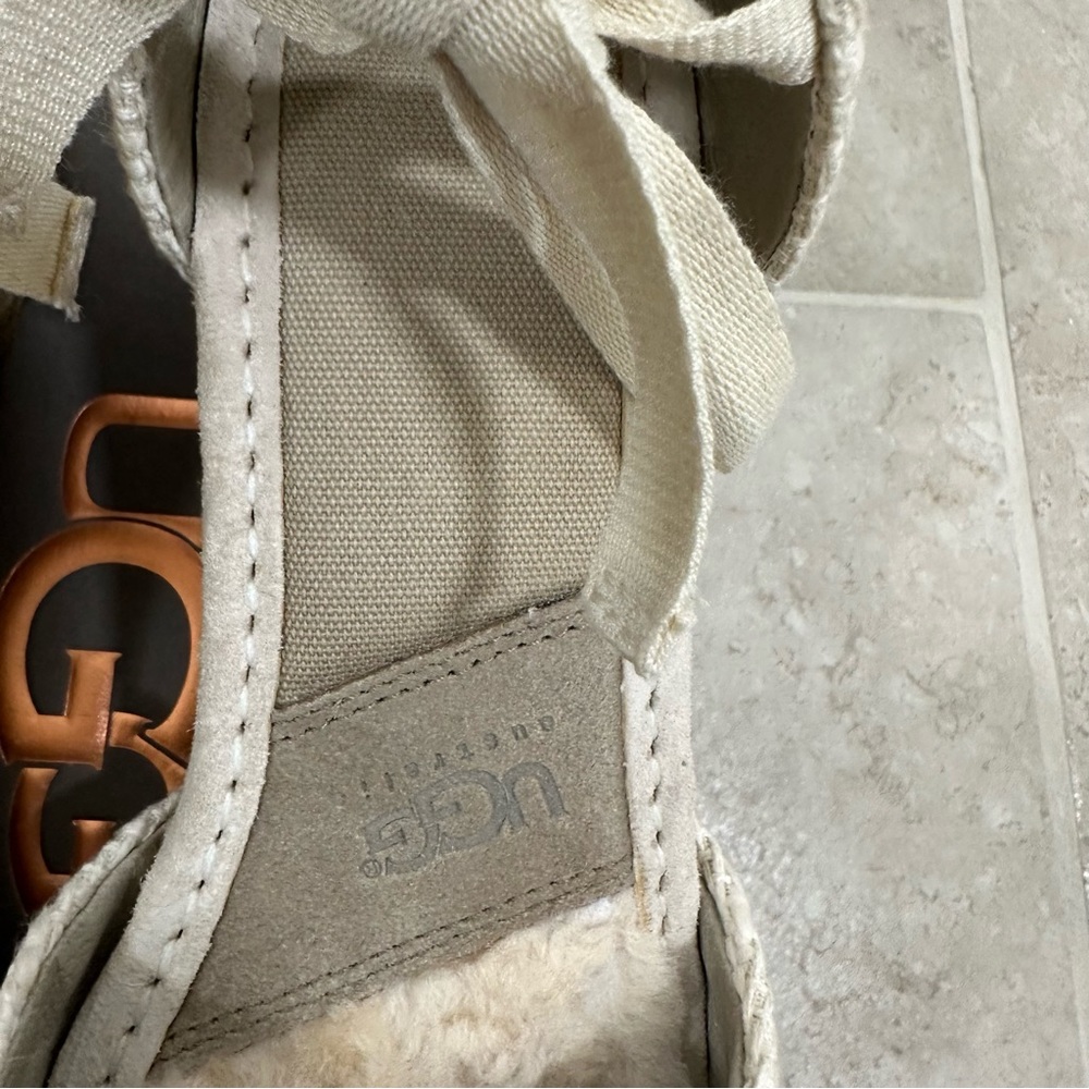 Ugg Womens Espadrille wedge sandal, size 9 - Picture 6 of 10